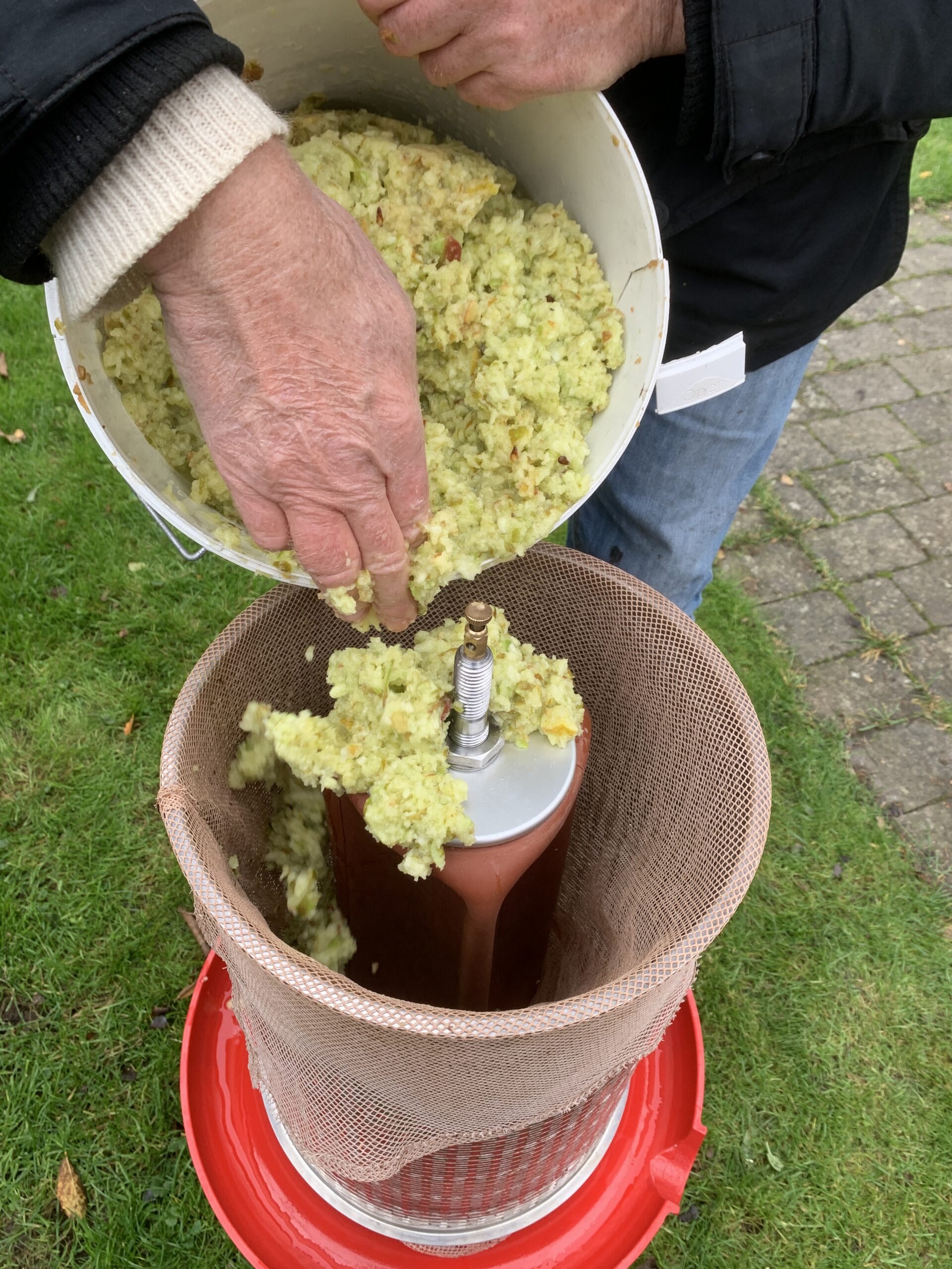 5 Different Ways to Press Apples for Cider: A Comprehensive Guide